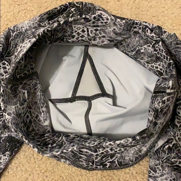 Lululemon workout leggings size 4 - Picture 3 of 3